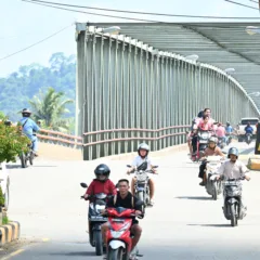 Lalu lintas di perempatan Malinau Kota, Kalimantan Utara 2024