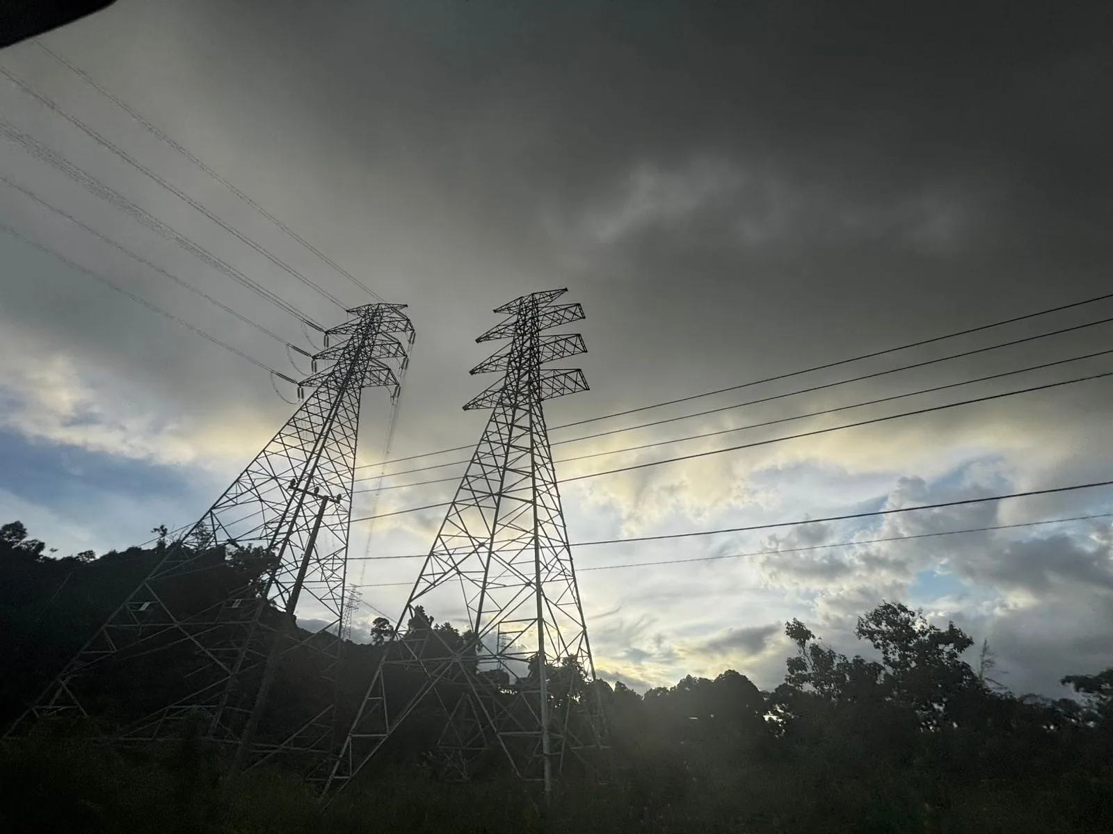 Sutet PLTA Mentarang ke bulungan Sutet PLTA Mentarang ke bulungan