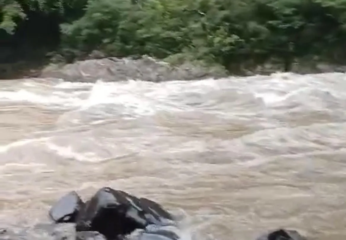 Perahu Karam di Giram Kayan Malinau Perahu Karam di Giram Kayan Malinau