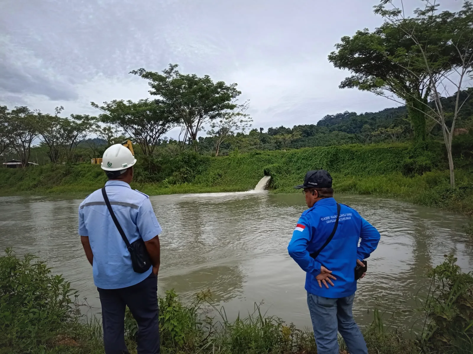 Kepala Dinas Lingkungan Hidup Malinau, John Felix saat memeriksa keadaan sungai terkait beredarnya video dugaan limbah sungai Sidi Malinau pada Senin, 7 Juli 2025 lalu (sumber foto: DLH Malinau)