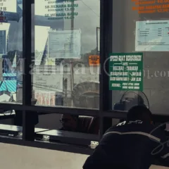 Harga tiket speedboat Malinau 2025 Warga malinau sedang membeli tiket speedboat reguler Malinau ke tarakan.