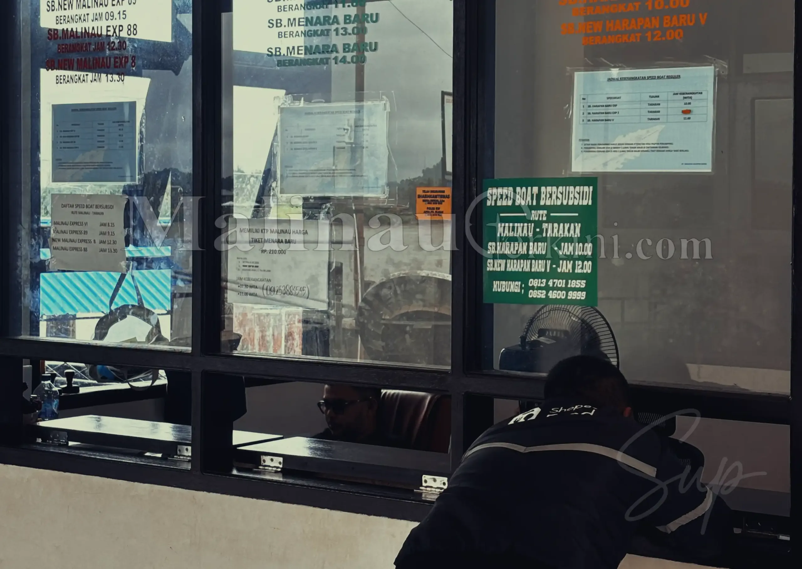 Warga malinau sedang membeli tiket speedboat reguler Malinau ke tarakan.