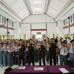 Kepala Seksi Intelijen Kejaksaan Negeri Malinau Program Jaksa Masuk Sekolah Kejaksaan Negeri Malinau di SMAN 8 Malinau