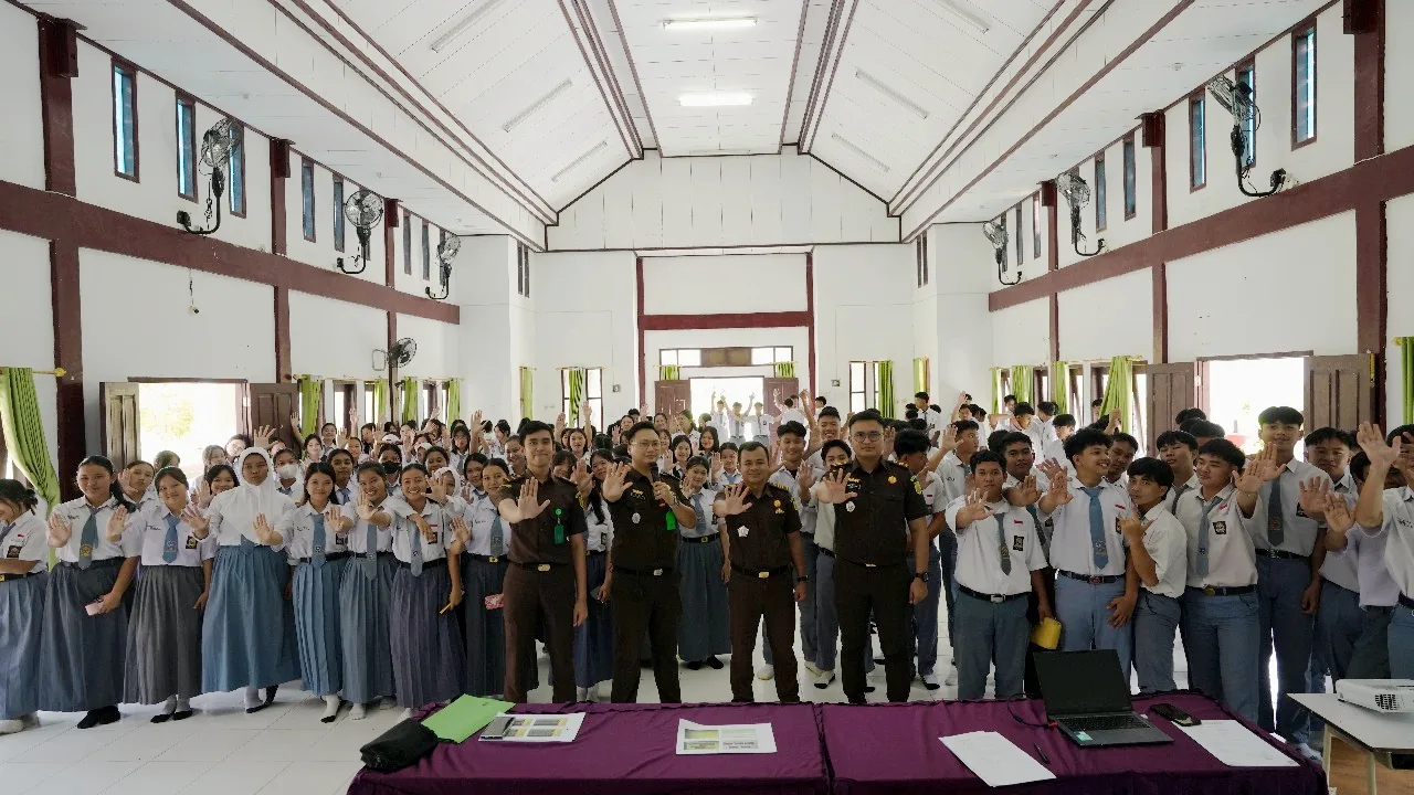 Kepala Seksi Intelijen Kejaksaan Negeri Malinau Program Jaksa Masuk Sekolah Kejaksaan Negeri Malinau di SMAN 8 Malinau