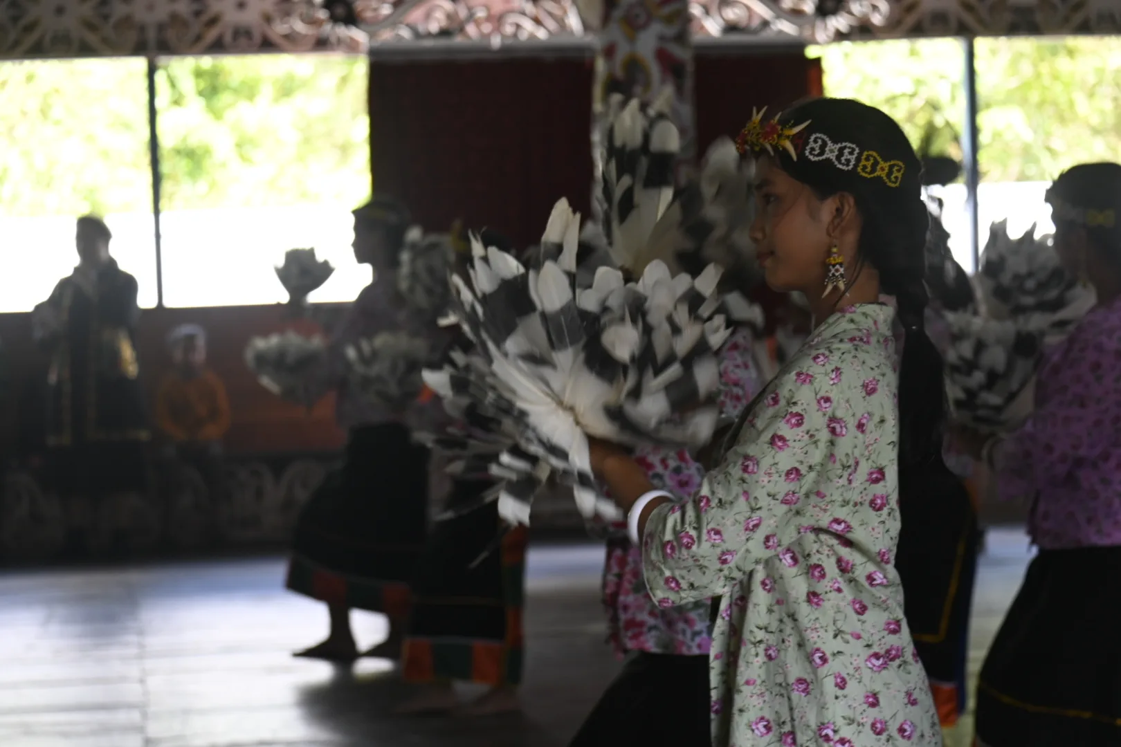Penari adat muda di Desa Tanjung Keranjang Malinau