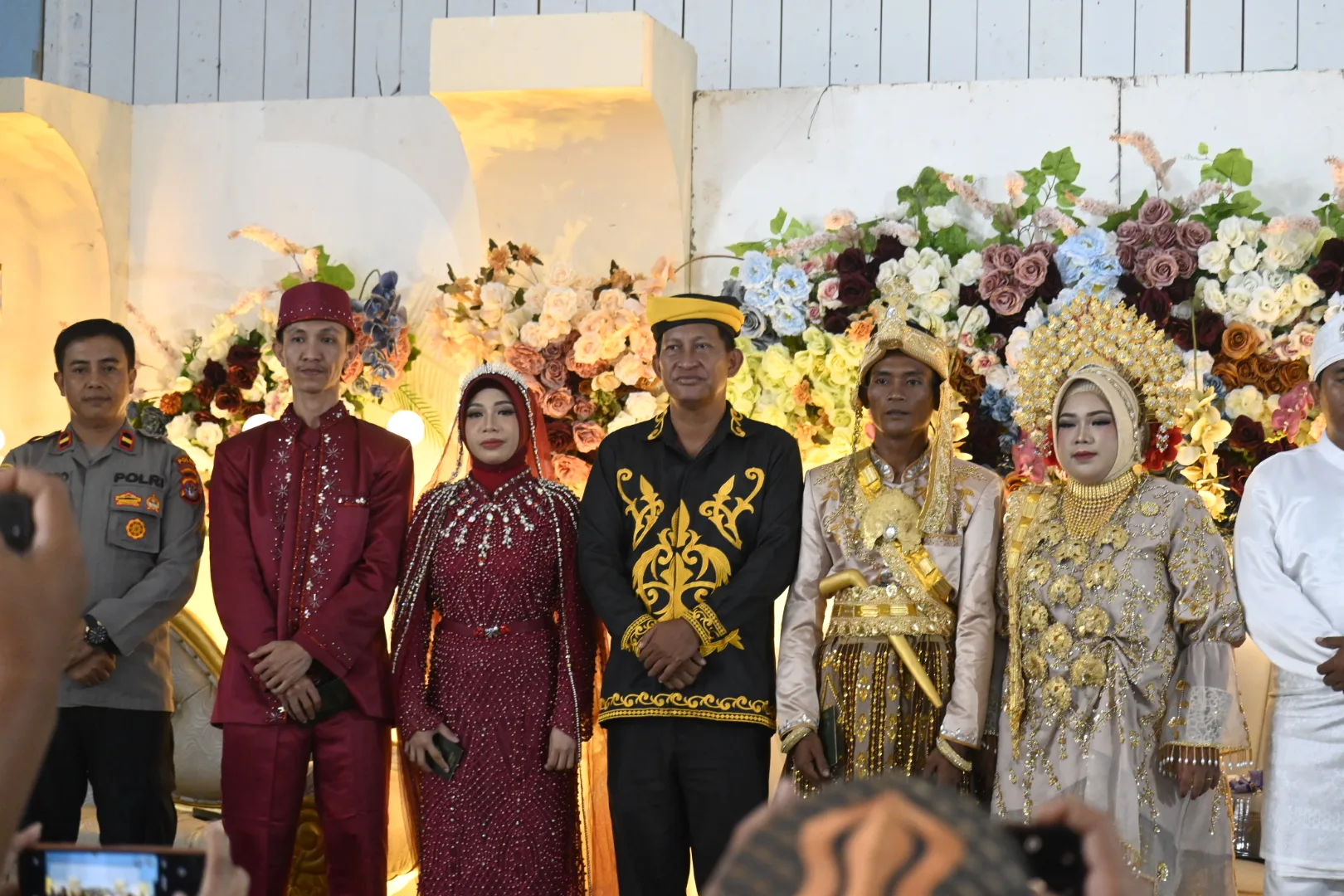 Camat Malinau Kota, Muhamad Yusuf (baju hitam) saat swafoto dengan 3 pasangan pengantin