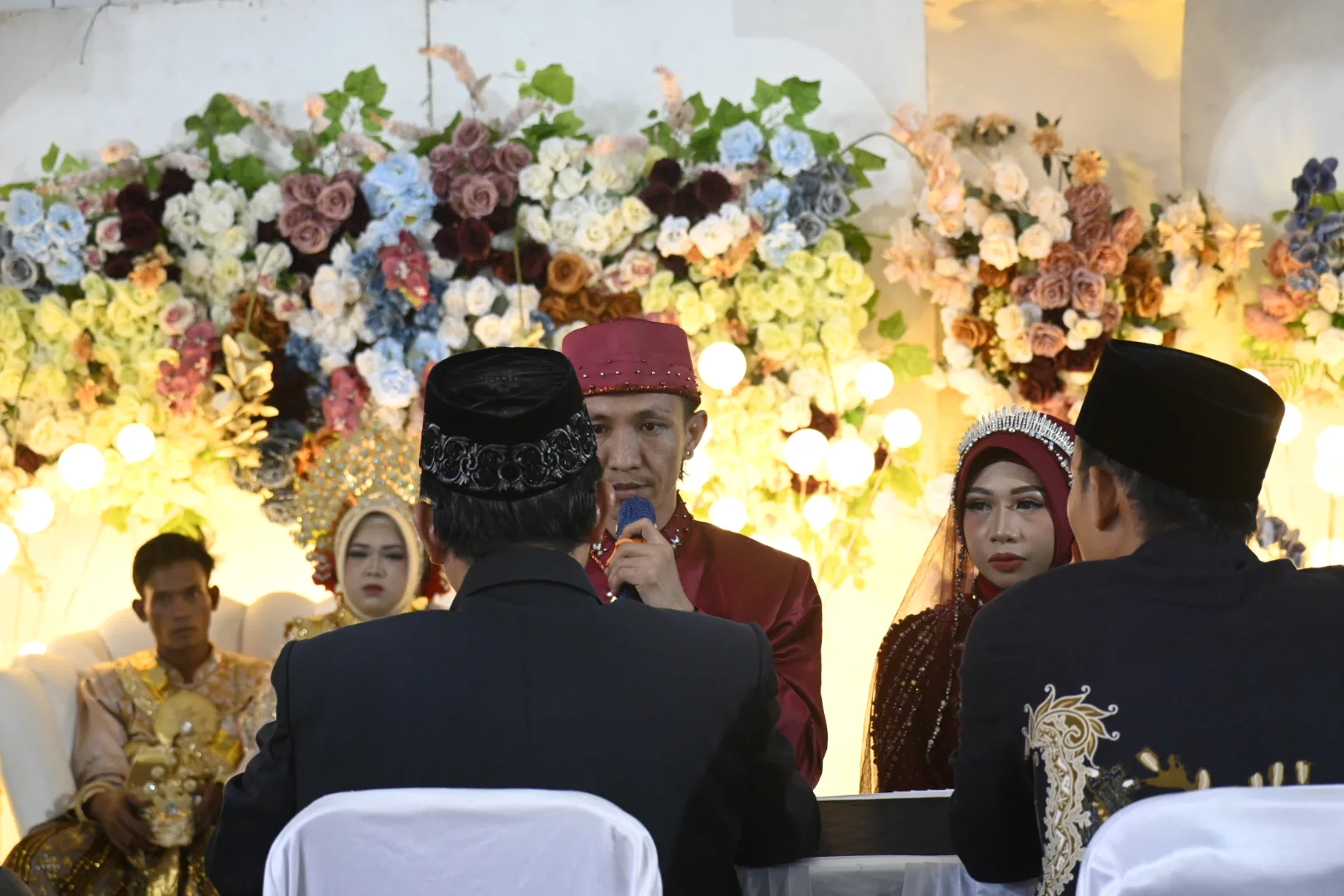 3 calon pengantin mengikuti prosesi ijab kabul pada Nikah Masal di Balai Pertemuan Umum Malinau Kota, Sabtu 12 Juli 2025