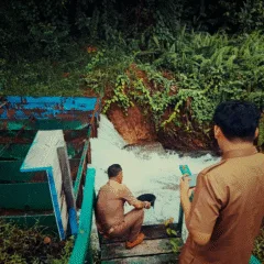 Pengawas DLH memeriksa Baku Mutu SUngai Sidi Malinau Pengawas lingkungan DLH saat memeriksa keadaan sungai terkait beredarnya video dugaan limbah sungai Sidi Malinau pada Senin, 7 Juli 2025 lalu (sumber foto: DLH Malinau)