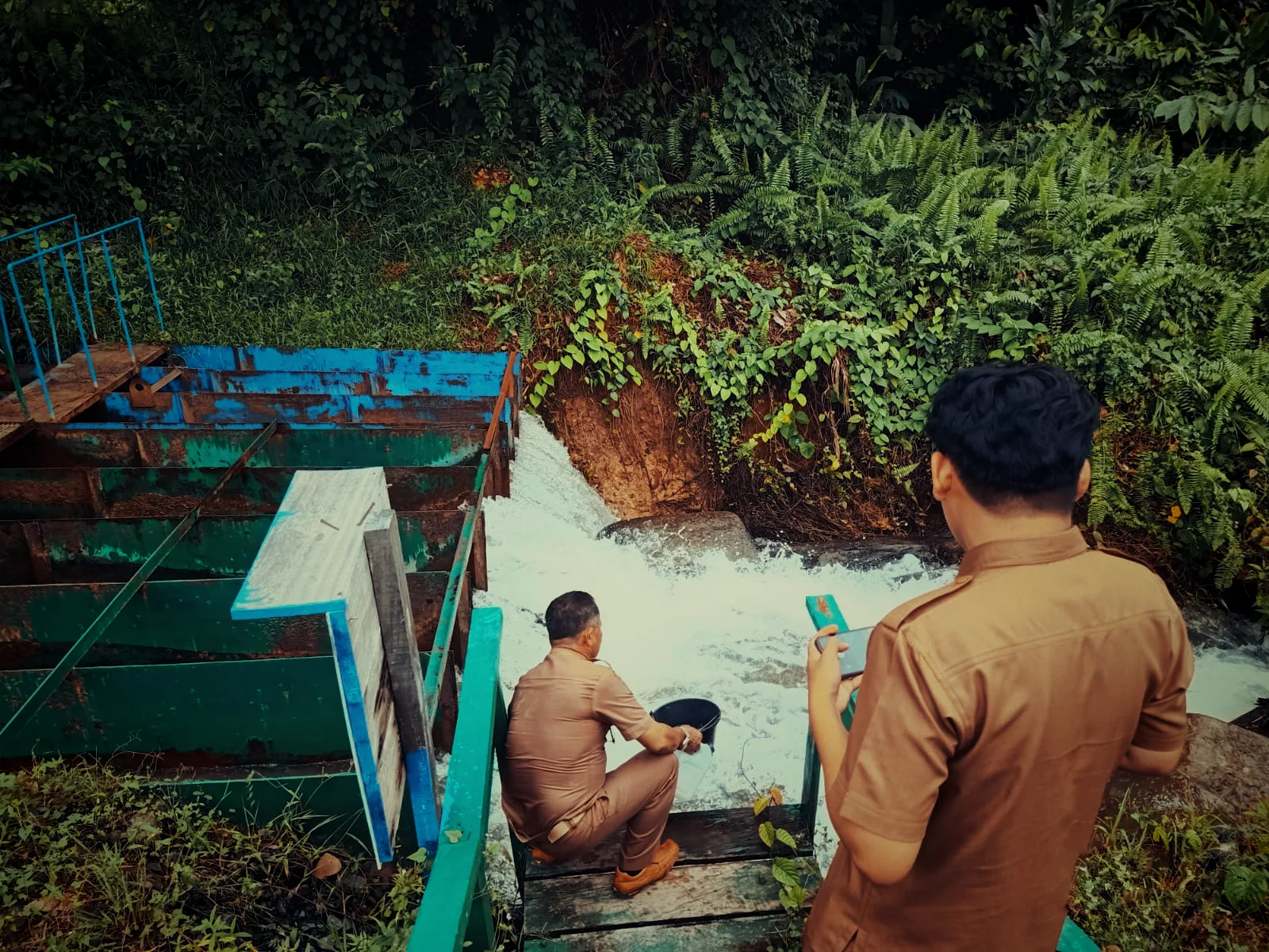 Pengawas DLH memeriksa Baku Mutu SUngai Sidi Malinau Pengawas lingkungan DLH saat memeriksa keadaan sungai terkait beredarnya video dugaan limbah sungai Sidi Malinau pada Senin, 7 Juli 2025 lalu (sumber foto: DLH Malinau)