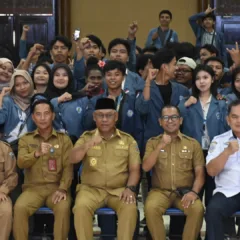 Penutupan KKN UBT 21 Malinau 2025 Wakil Bupati Malinau, Jakaria bersama jajaran berfoto dengan Mahasiswa KKN UBT 21 saat penutupan