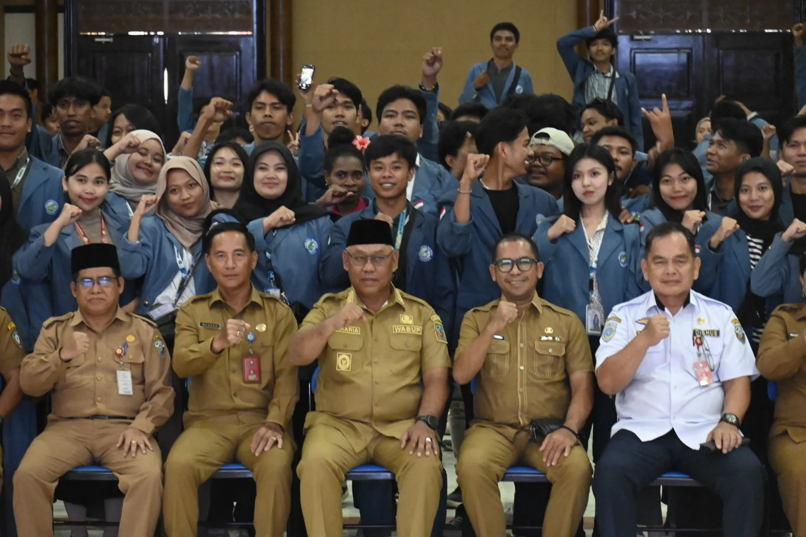 Wakil Bupati Malinau, Jakaria bersama jajaran berfoto dengan Mahasiswa KKN UBT 21 saat penutupan