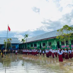 Banjir Malinau Utara HUT RI 80 Perayaan HUT RI di Malinau Utara tetap menyala di tengah genangan banjir Malinau, 17 Agustus 2025