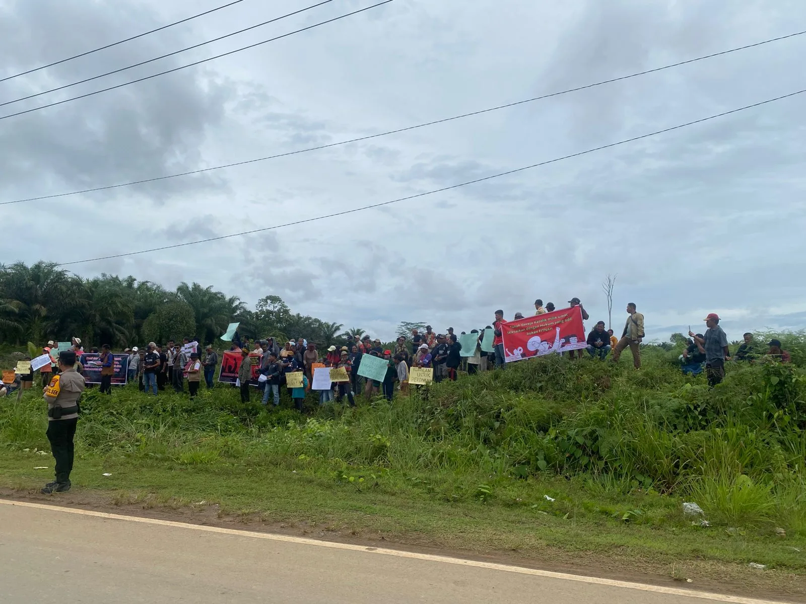 Demonstrasi Tuntuk Keadilan Tanah Gereja Katolik Sebuku Ratusan umat Katolik dari 11 stasi di Kecamatan Sebuku dan Tulin Onsoi menggelar aksi damai menuntut keadilan atas status tanah Gereja Katolik Paroki Santo Yosep Sebuku, Kamis (21/08/2025).