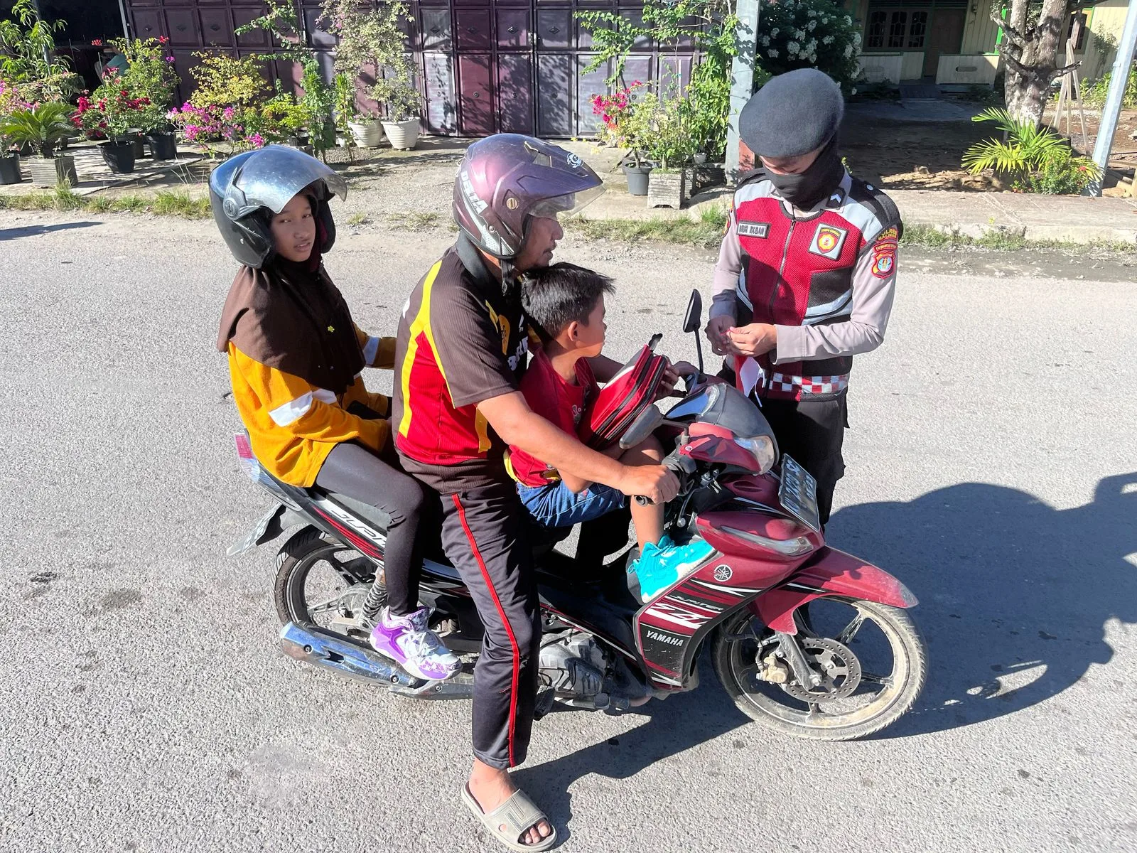 HUt ri 80 Polisi Bagi semangat merah putih