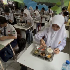 Makan Bergizi Gratis Malinau Siswa SMPN 1 Malinau mencicipi menu Makan Bergizi Gratis di Sekolah