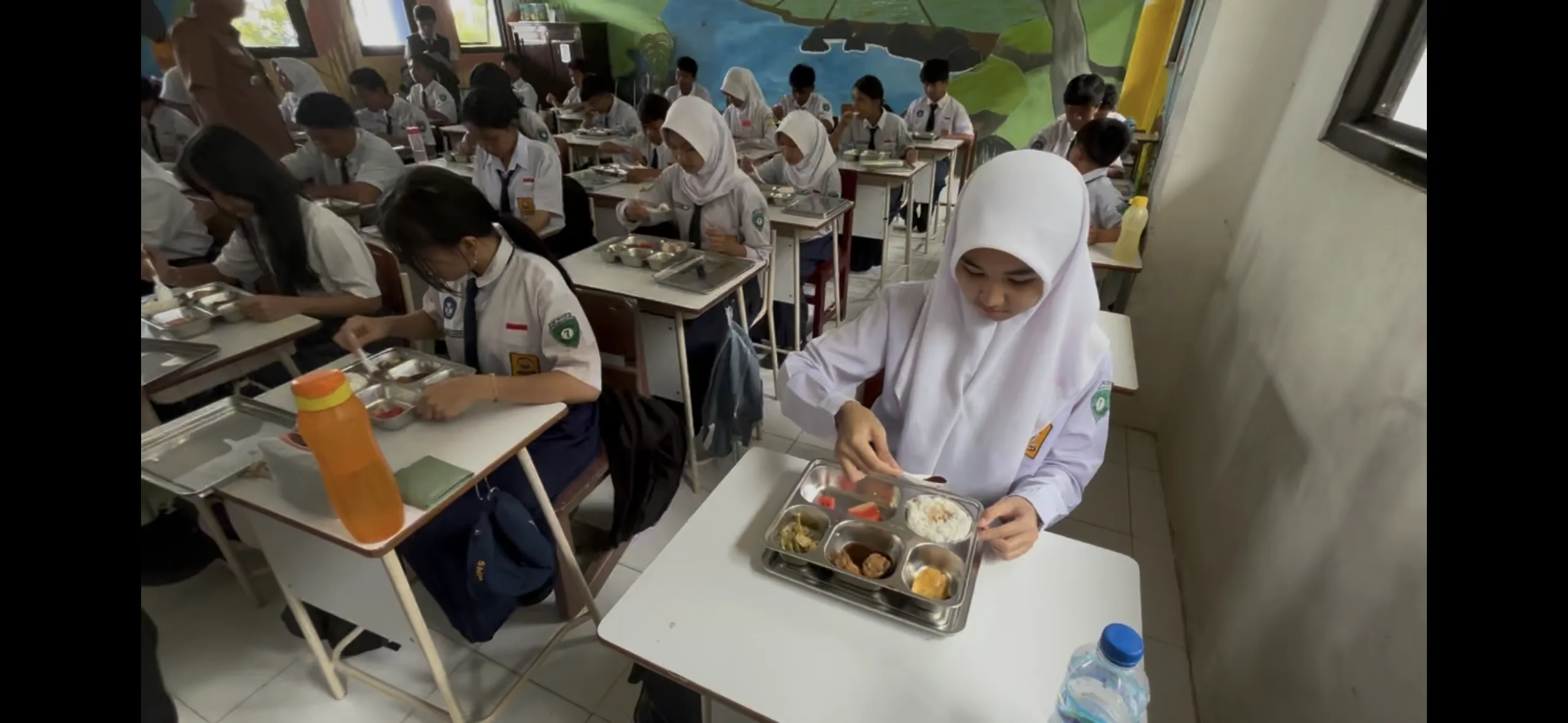 Makan Bergizi Gratis Malinau Siswa SMPN 1 Malinau mencicipi menu Makan Bergizi Gratis di Sekolah