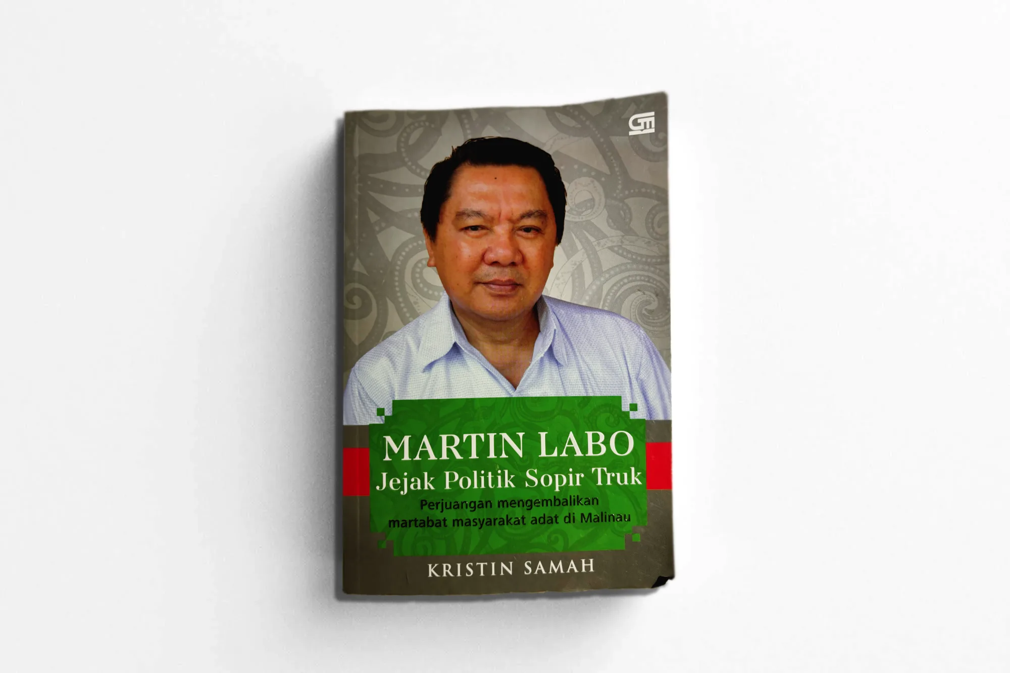 ampul depan buku biografi "MARTIN LABO: Jejak Politik Sopir Truk" karya Kristin Samah. Menampilkan biografi Martin Labo dan perjuangannya dari sopir truk menjadi Perjuangan mengembalikan martabat masyarakat adat di Malinau.