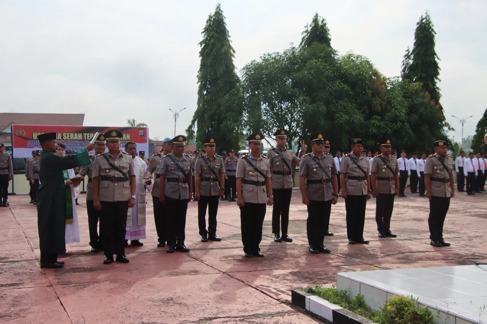 Kapolres Malinau AKBP Imam Irawan, S.I.K. memimpin langsung upacara serah terima jabatan sejumlah perwira di halaman Mapolres Malinau, Jumat (31/7/2025).