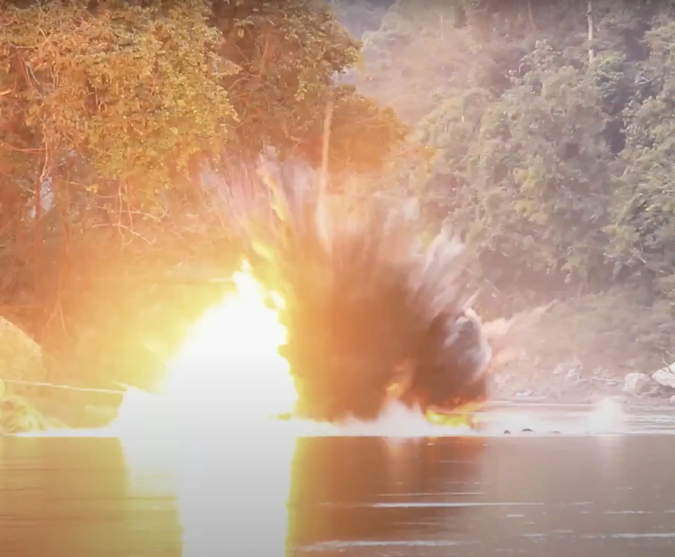 Peledakan jeram Sungai Bahau oleh Dinas Perhubungan (Dishub) Malinau dan Batalyon Zeni Tempur (Yonzipur) 17 Kodam VI Mulawarman pada tahun 2018 Sumber Foto Diskominfo Mln