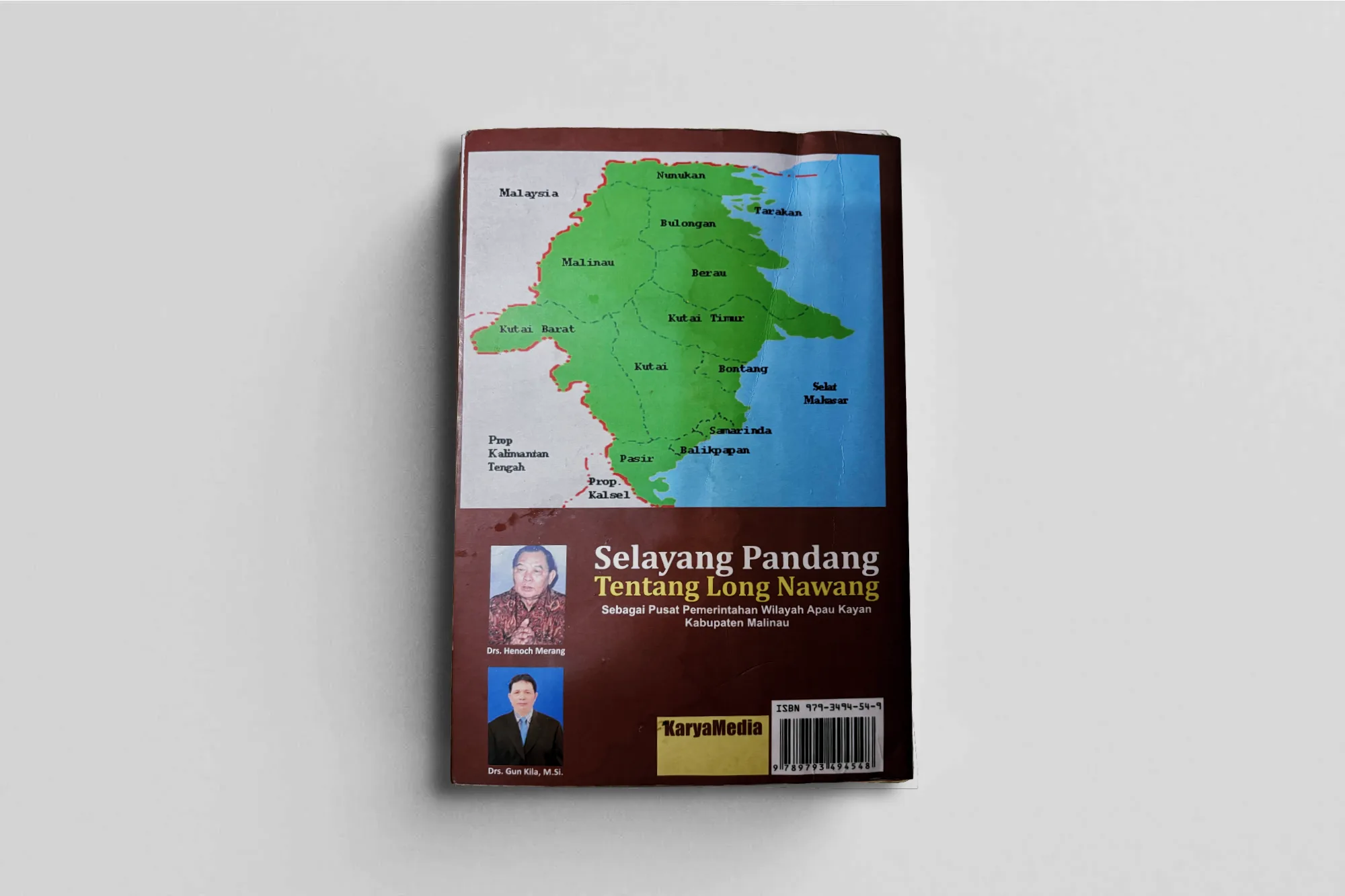 Sampul belakang buku "Selayang Pandang Tentang Long Nawang". berisi sinopsis singkat buku, kutipan ulasan, atau informasi tentang penulis dan penerbit.