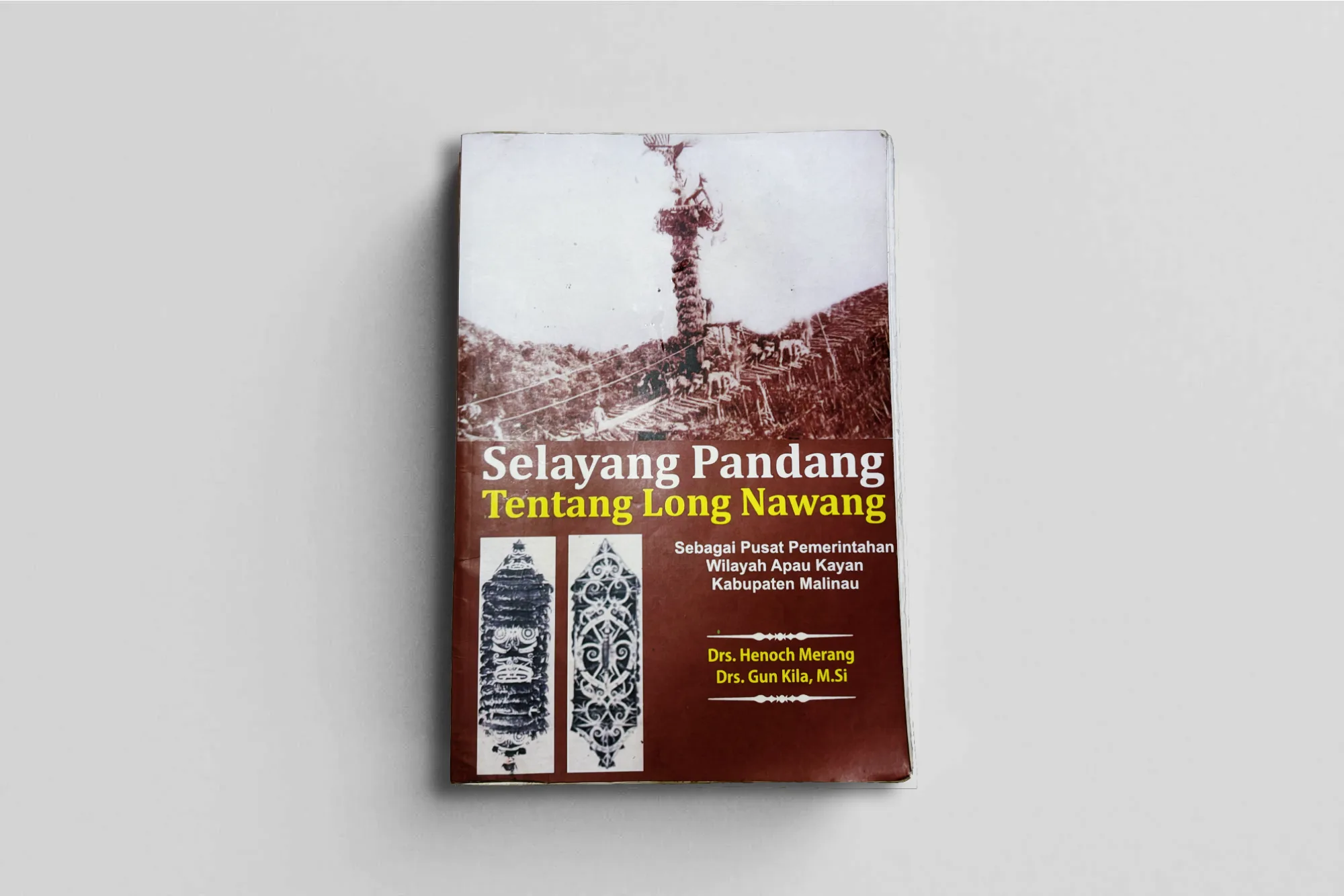Selayang Pandang Sejarah Long Nawang Malinauterkinidotcom Sampul depan buku "Selayang Pandang Tentang Long Nawang" karya Drs. Henoch Merang dan Drs. Gun Kila, M.Si. Tampak gambar monumen tradisional dan ukiran Dayak. Judul buku berwarna kuning dan merah di atas latar abu-abu dan merah marun