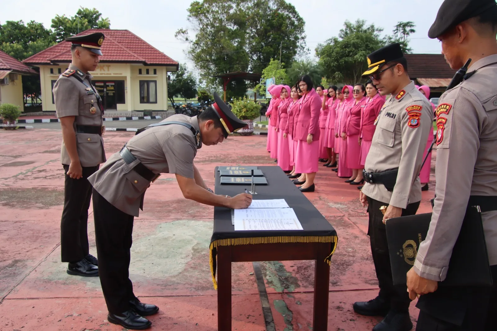 Sertijab 14 Perwira polres malinau Sebanyak 14 perwira Polres Malinau resmi berganti jabatan dalam sertijab yang berlangsung khidmat sebagai bagian dari rotasi internal organisasi Polri.