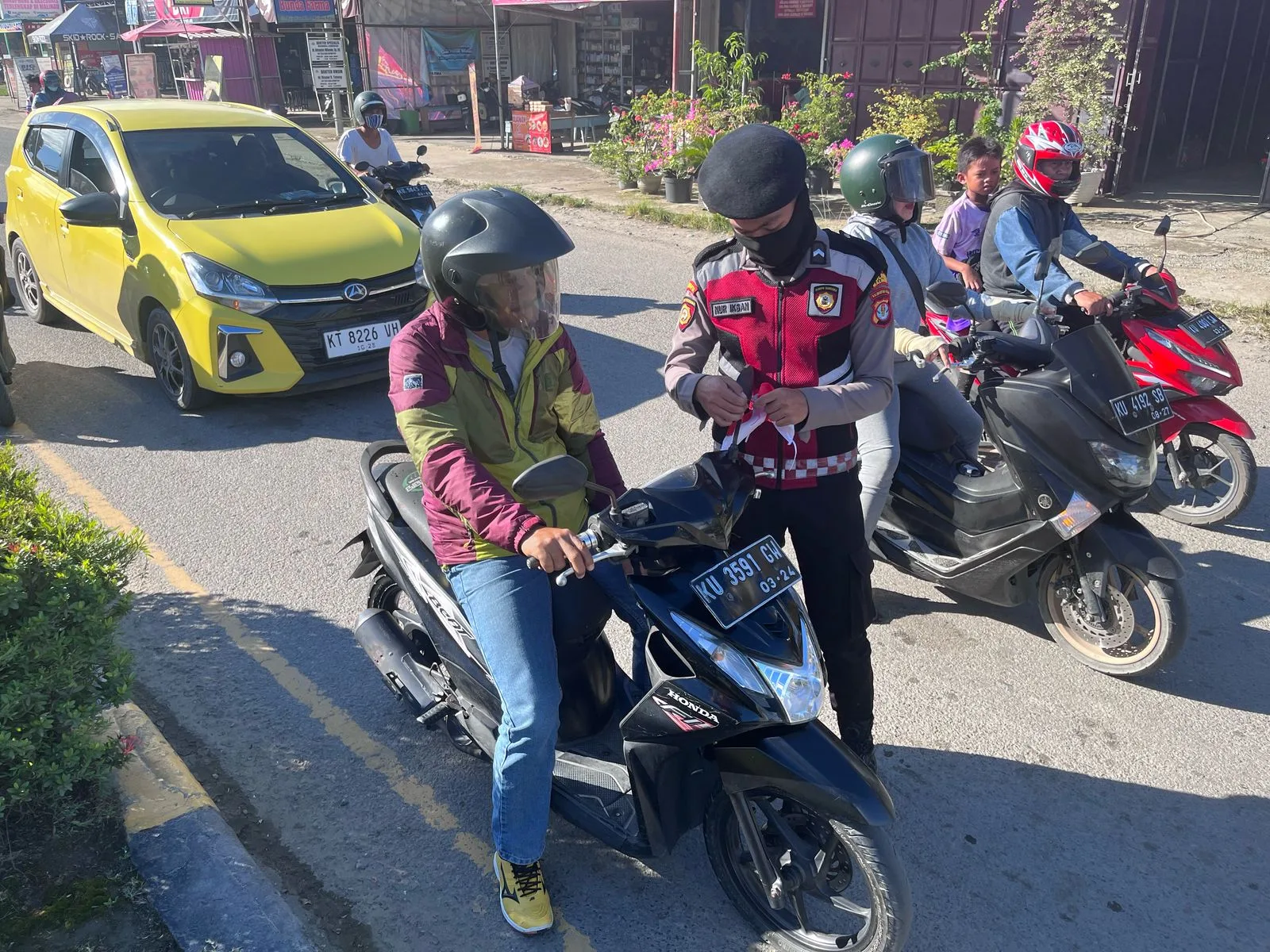 Menjelang HUT ke-80 RI, Sat Sabhara Polres Malinau membagikan 200 bendera Merah Putih kepada pengguna jalan di perempatan Jalan Intimung untuk membangkitkan semangat nasionalisme warga.