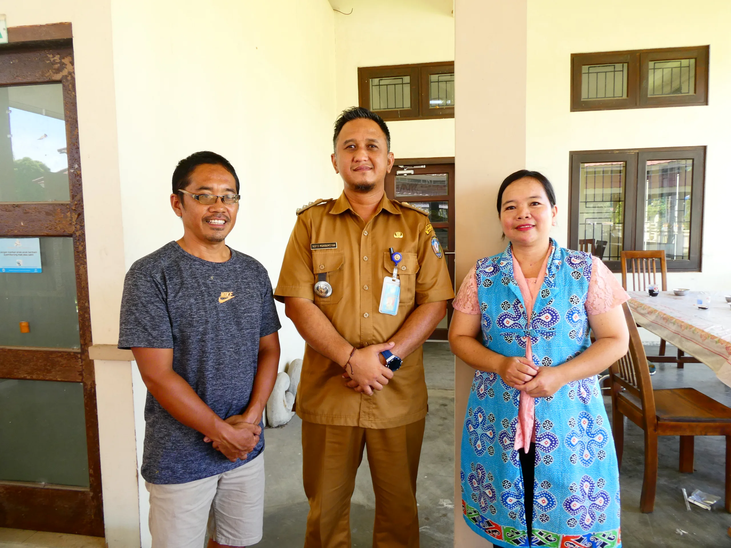 Camat Malinau Utara, Nopis Muhramshah ishak bersama perajin Rumah produksi, Pinungoh Langsat Lisumali asal Desa Salap Malinau Utara