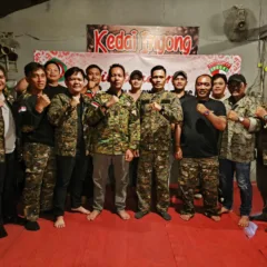 Jajaran pengurus DPC LPADKT Kabupaten Malinau berfoto bersama usai silaturahmi di Kafe Inyong, Malinau Kota, Sabtu (30/8/2025). (MalinauTerkini.com / IST)