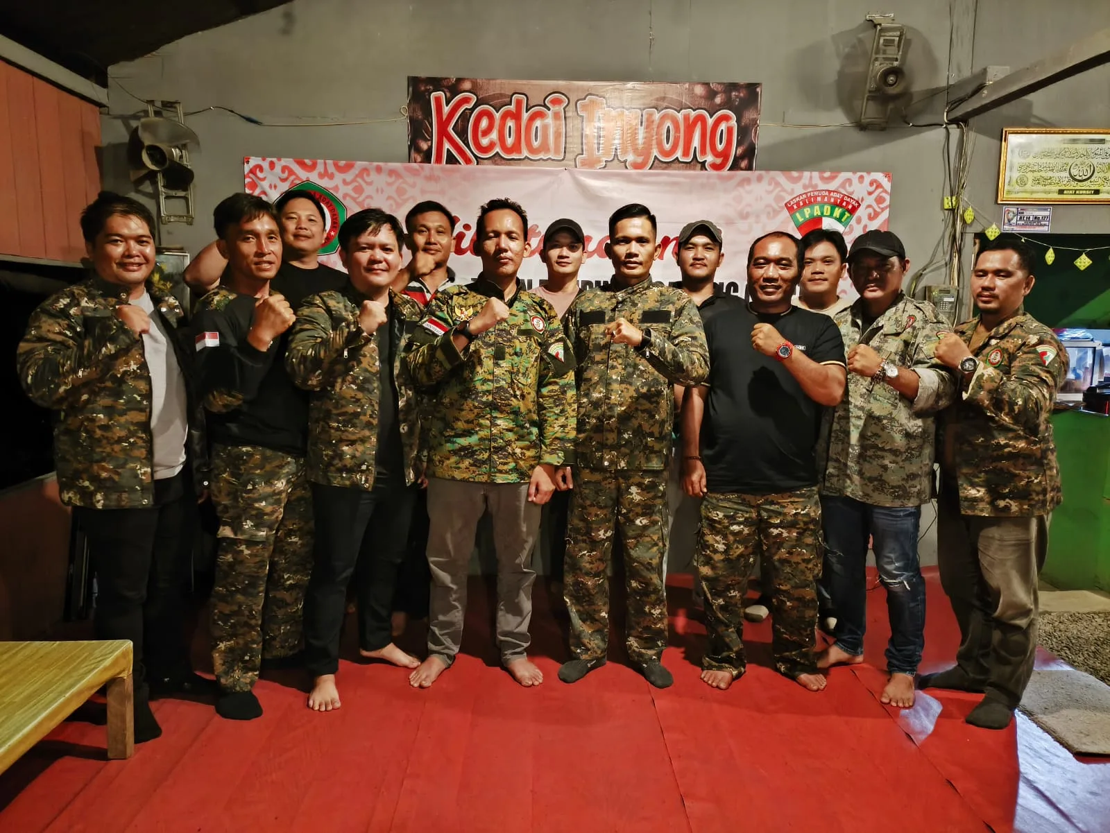 Jajaran pengurus DPC LPADKT Kabupaten Malinau berfoto bersama usai silaturahmi di Kafe Inyong, Malinau Kota, Sabtu (30/8/2025). (MalinauTerkini.com / IST)