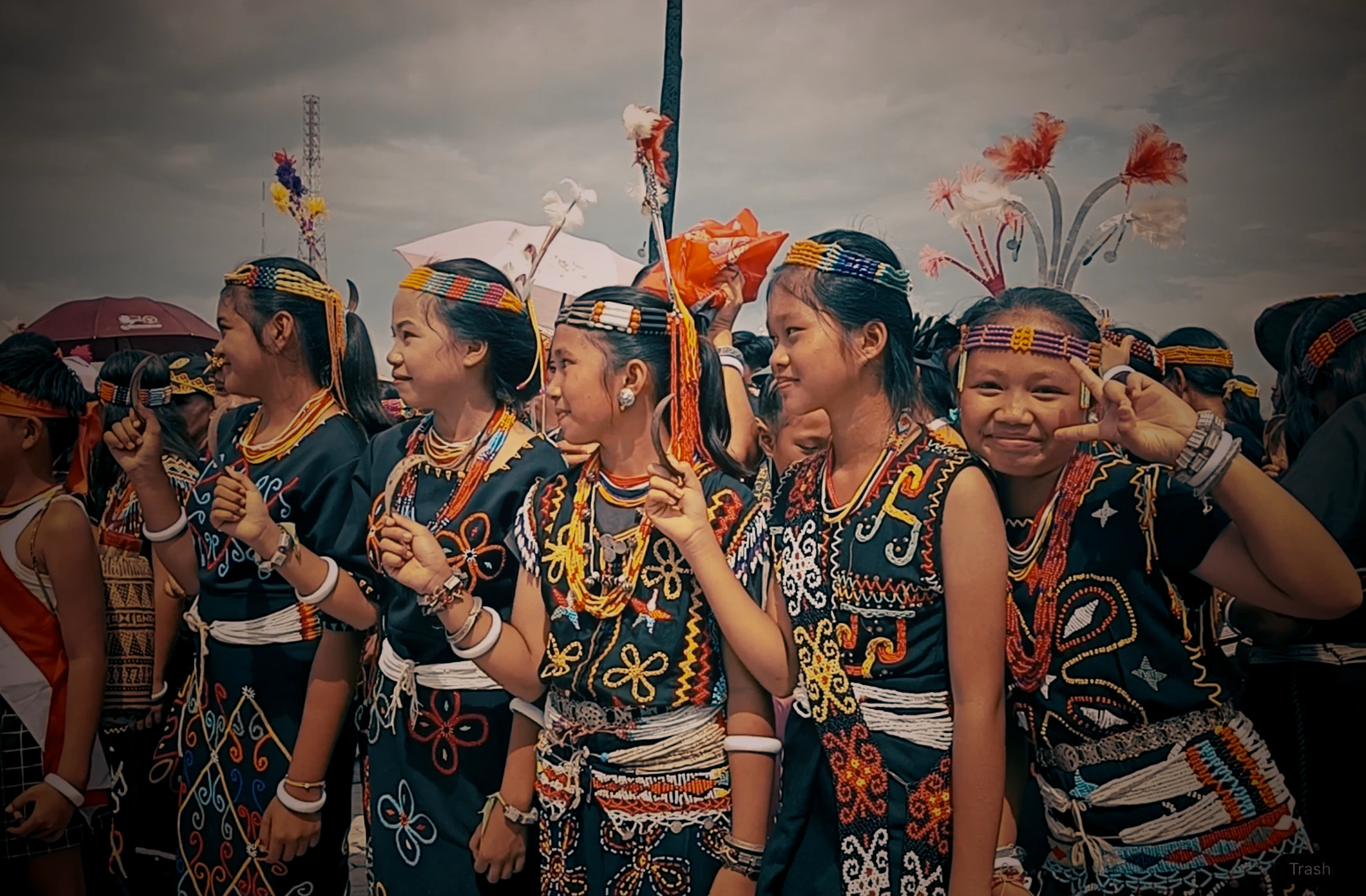 Kemeriahan Irau Malinau 2023. Seniman lokal ikut meramaikan perairan rekor muri oleh Etnik Dayak Tenggalan