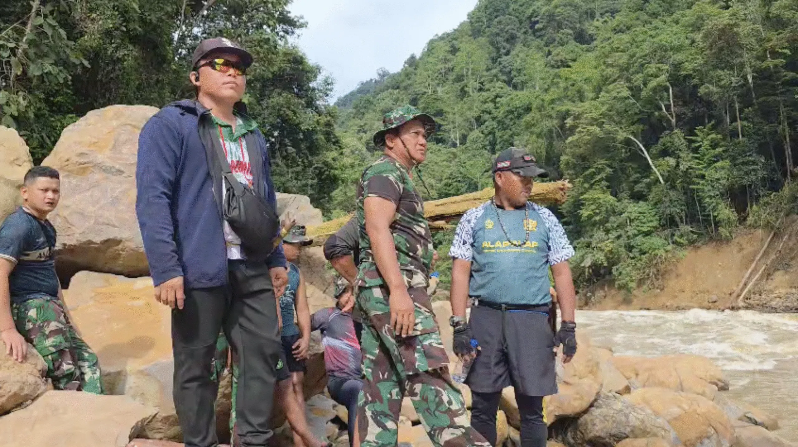 Perjuangan Tim terpadu penanganan jeram sungai Bahau Malinau.