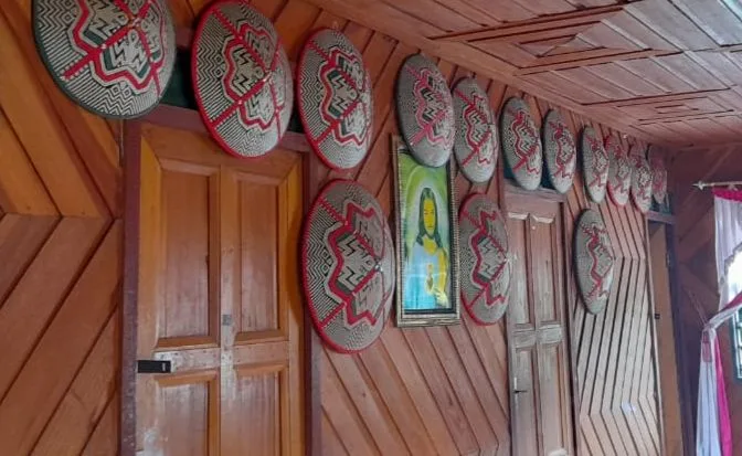 Perajin lokal memamerkan hasil anyaman dan saung khas Dayak Kenyah untuk Irau Malinau 2025. Produk tradisional ini menjadi daya tarik sekaligus sumber ekonomi keluarga