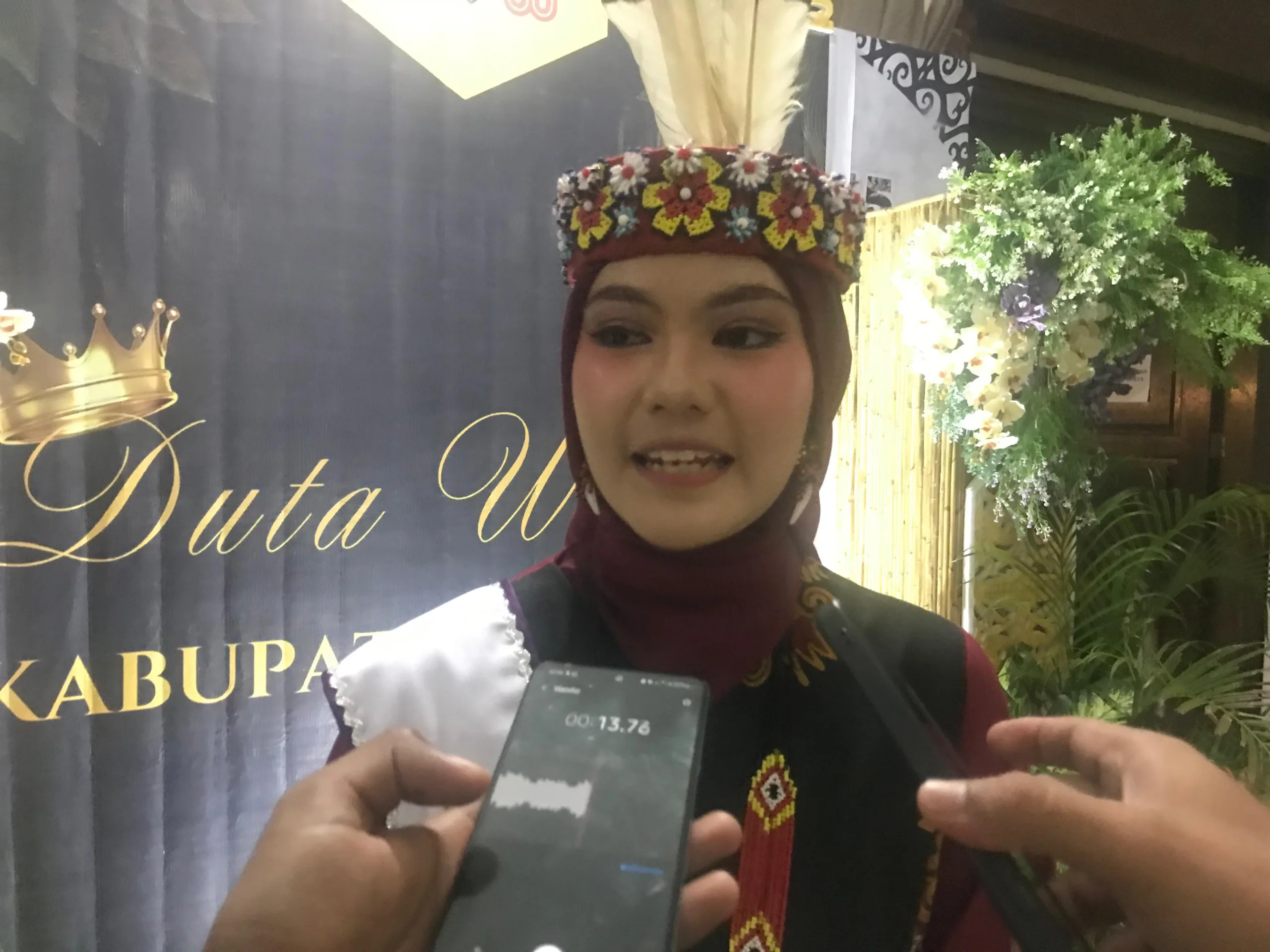 Nabila Maulidya, siswi SMAN 1 Malinau yang baru dinobatkan sebagai Putri Duta Wisata Kabupaten Malinau 2025, tampil percaya diri dengan segudang prestasi di bidang akademik, seni, dan organisasi.