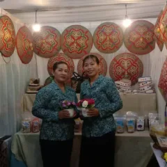 Perajin Daerah Menuju Irau Malinau ke-11 Perajin lokal memamerkan hasil anyaman dan saung khas Dayak Kenyah untuk Irau Malinau 2025. Produk tradisional ini menjadi daya tarik sekaligus sumber ekonomi keluarga