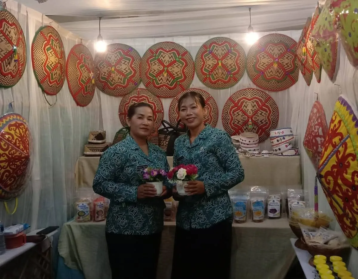Perajin lokal memamerkan hasil anyaman dan saung khas Dayak Kenyah untuk Irau Malinau 2025. Produk tradisional ini menjadi daya tarik sekaligus sumber ekonomi keluarga