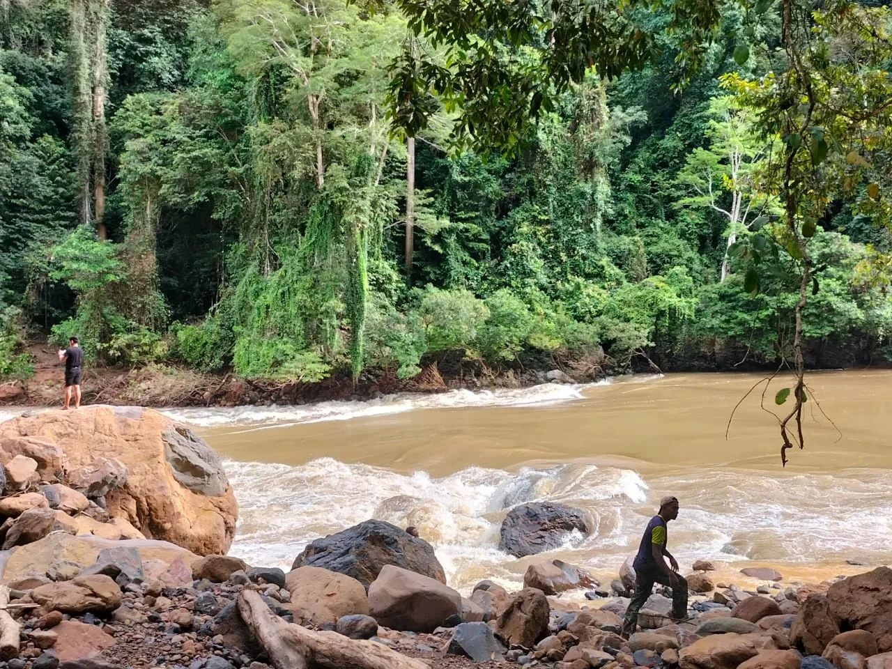 Tim terpadu penanganan jeram sungai Bahau, tertahan hampir sepekan menunggu kondisi cuaca memungkinkan. Sumber Danramil Pujungan Kodim 0910 Malinau