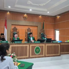 Suasana sidang putusan di Pengadilan Agama Tanjung Selor, dengan fokus pada hakim yang membacakan keputusan gugatan Jaksa Pengacara Negara (JPN) Kejaksaan Negeri Malinau terkait pencabutan kekuasaan orang tua berinisial S