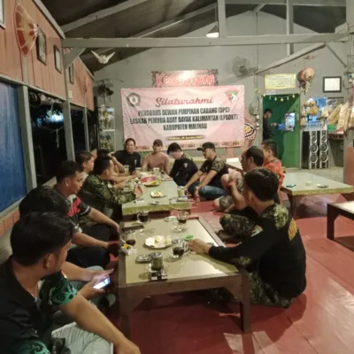 Jajaran pengurus DPC LPADKT Kabupaten Malinau berfoto bersama usai silaturahmi di Kafe Inyong, Malinau Kota, Sabtu (30/8/2025). (MalinauTerkini.com / IST)