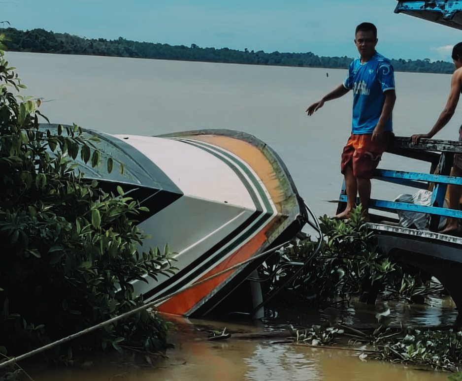 Speedboat Malinau Karam Penumpang Speedboat New Malinau Express VI dievakuasi ke pelabuhan darurat di Desa Tideng Pale, Kabupaten Tana Tidung, setelah kapal menabrak batang kayu di Sungai Sesayap. Seluruh penumpang berhasil selamat dan sebagian melanjutkan perjalanan ke Tarakan menggunakan speedboat lain.