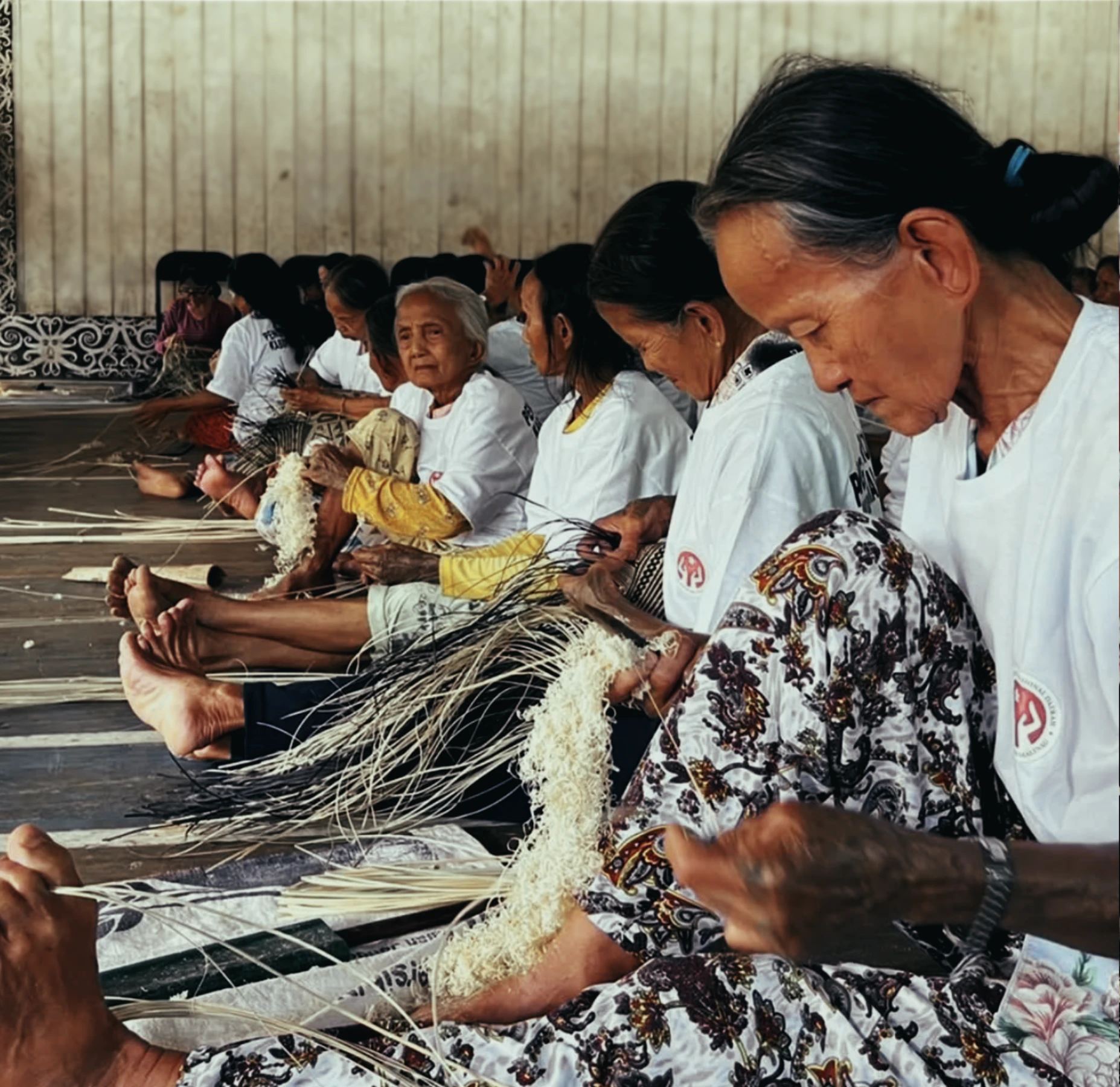 Perajin Anyaman Rotan Desa Long Sule dan Long Pipa Perajin anyaman rotan asal desa terluar dan pedalaman Malinau. Perajin terampil anyaman Rotan Desa Long Sule dan Long Pipa (Foto sumber: dekranasdamalinau)