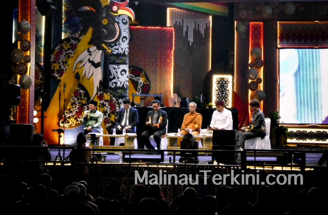 Lima tokoh agama mewakili Islam, Kristen, Katolik, Hindu, dan Buddha di acara Irau Malinau 2025 berdiri bersama di atas panggung.