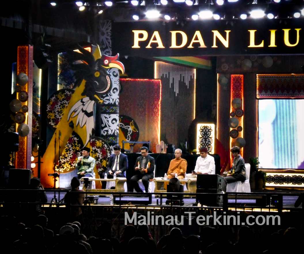 5 Tokoh Agama di Irau Malinau Lima tokoh agama mewakili Islam, Kristen, Katolik, Hindu, dan Buddha di acara Irau Malinau 2025 berdiri bersama di atas panggung.