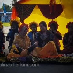 Seorang sando bersama tamu memimpin doa keselamatan bagi ibu hamil dalam prosesi adat Kiri Loko, disaksikan penonton di panggung Irau Malinau.