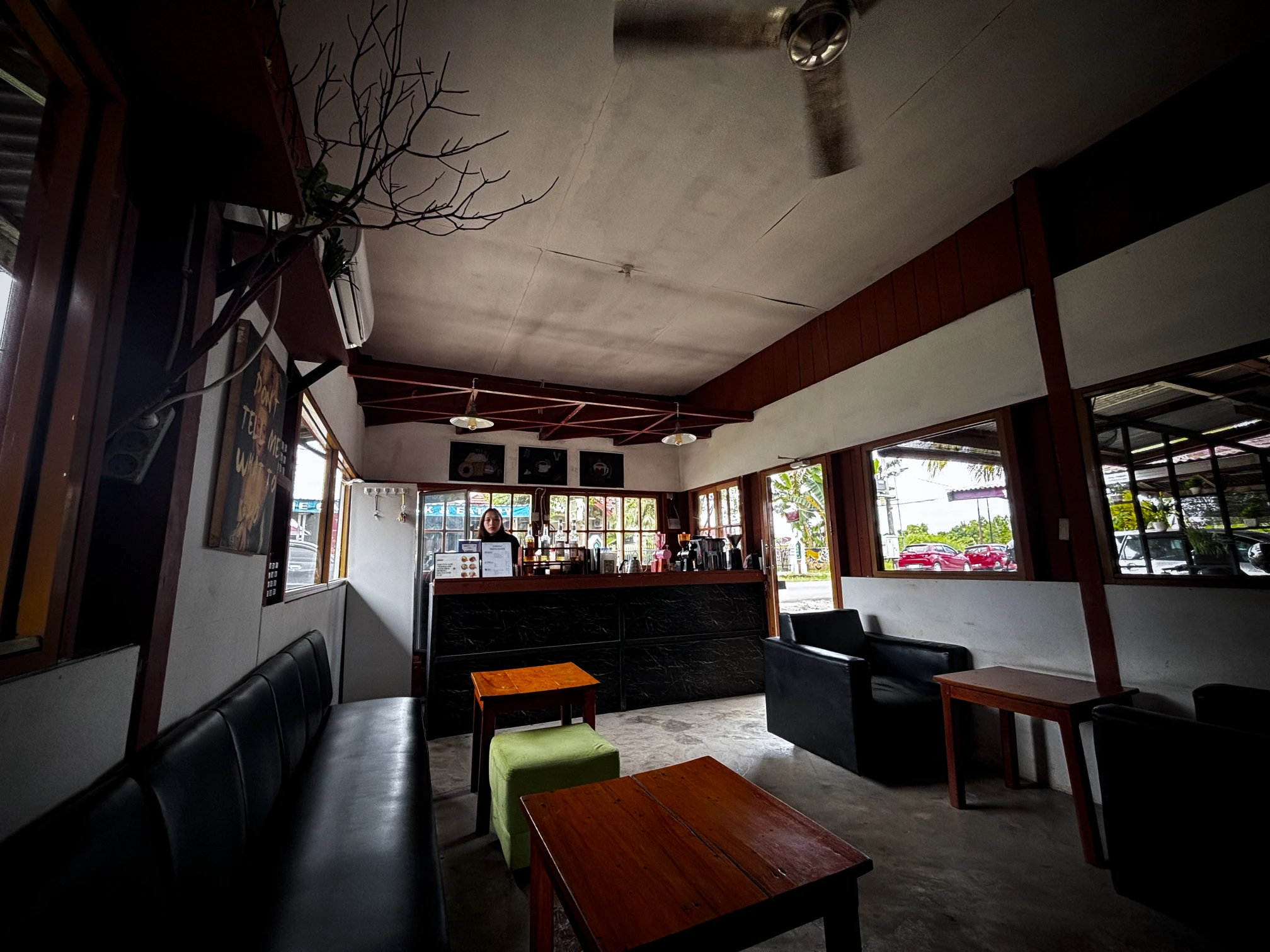 Coffee shop Dialogue di Malinau dengan konsep modern dan santai, cocok untuk sarapan pagi hingga bersantai sore hari.