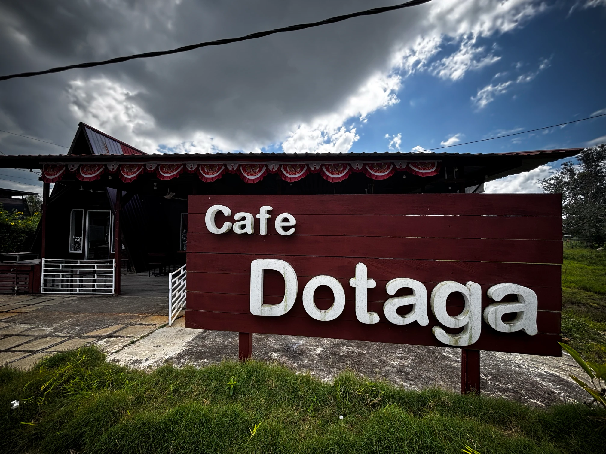Suasana Caffe Dotaga di Malinau dengan desain kasual, menampilkan area duduk indoor dan outdoor untuk pengunjung.