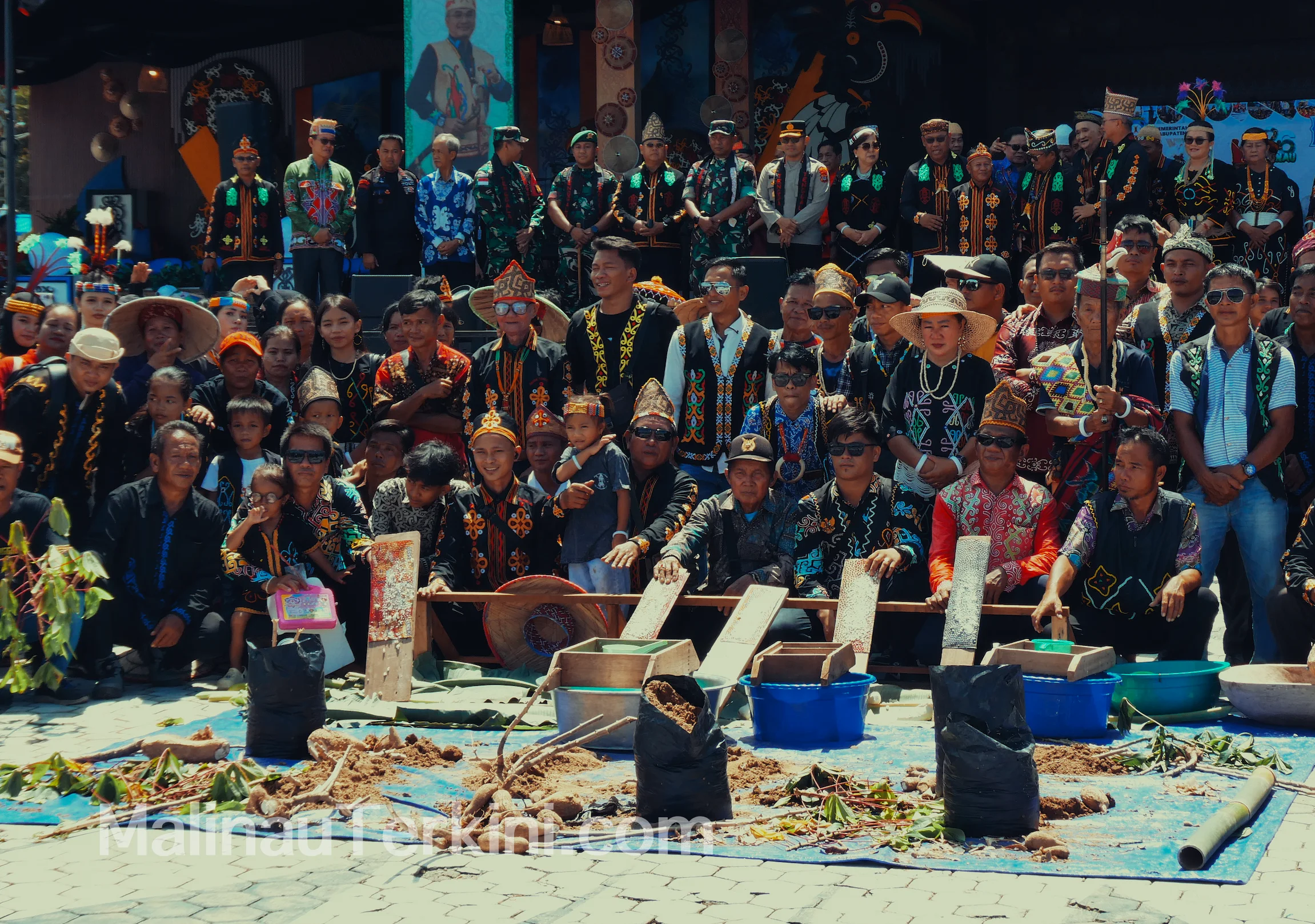 Suasana penampilan Lembaga Adat Dayak Tenggalan di Panggung Irau Malinau, menampilkan rangkaian budaya, kesenian, dan identitas komunitas.