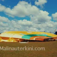 Dedap Sebenua DEDAP SEBENUA – Kipas emas raksasa 30 meter membentang megah di area panggung utama. Instalasi budaya ini menjadi ikon penampilan Lembaga Adat Bulungan pada Irau Malinau 2025.