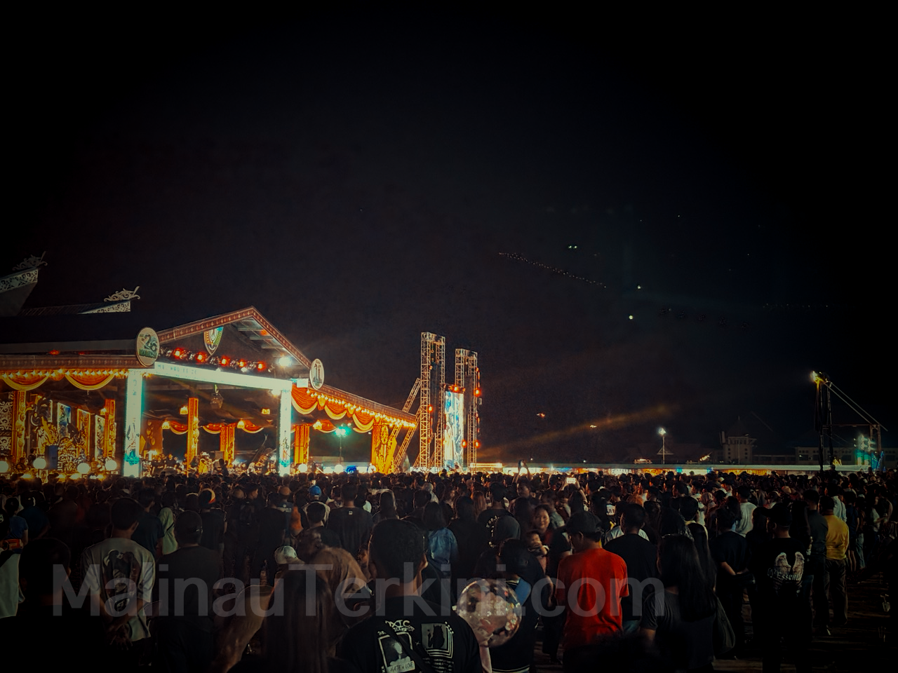 Edane bikin pecah panggung Irau Malinau Penampilan Edane di panggung utama Irau Malinau memicu ledakan energi hard rock yang disambut sorakan penonton. Band legendaris ini tampil penuh power pada malam Minggu Irau Malinau. Foto: MalinauTerkini.com