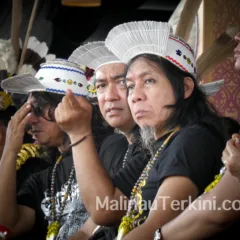 Edane di Malinau Eet Sjahranie bersama anggota Edane terlihat menikmati pertunjukan adat Dayak Kenyah sebelum tampil di panggung Irau.